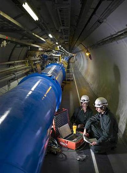 Los especialistas culminan el montaje del acelerador LHC.