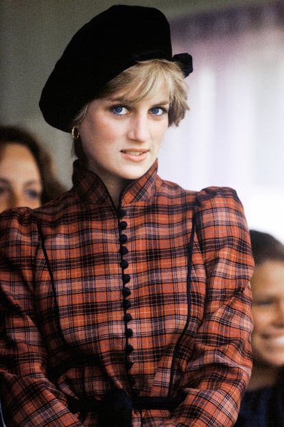 El vestuario de Diana de Gales, conocida popularmente como Ladi Di, fue en sus inicios un reflejo de la moda de los 80. En la imagen lleva uno de los vestidos de tartán de la mítica diseñadora inglesa Caroline Charles.