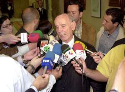 El fiscal general del Estado, Jesús Cardenal, responde a las preguntas de los periodistas.