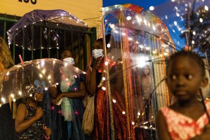 Varias mujeres vestidas con luces esperan el comienzo del desfile en el Festival de la Luz de Brixton, en Johannesburgo (Sudáfrica).