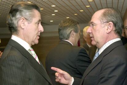 Rodrigo Rato, en 2003, cuando era vicepresidente segundo del Gobierno, charlando con el entonces presidente de Caja Madrid, Miguel Blesa
