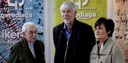 William A. Douglass, en el centro, acompañado por la presidenta de Gerediaga, Nerea Mujika, y el escritor Balendin Lasuen.