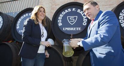 Susana D&iacute;az, junto al alcalde de Umbrete, Joaqu&iacute;n Fern&aacute;ndez.