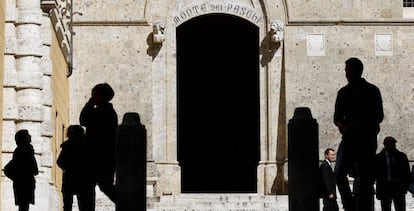 Entrada de la sede principal del Monte dei Paschi, en Siena.