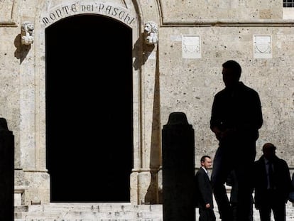 Entrada de la sede principal del Monte dei Paschi, en Siena.