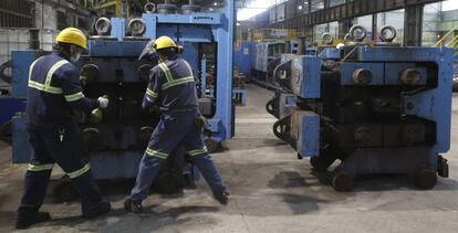 Dos trabajadores, ante una máquina en las instalaciones de Sidenor.