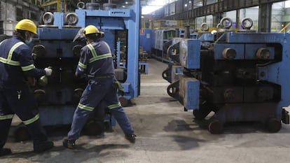 Dos trabajadores, ante una máquina en las instalaciones de Sidenor.