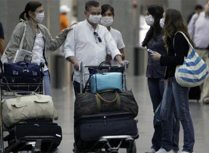 Una familia usa mascarillas en el aeropuerto internacional en Río de Janeiro.