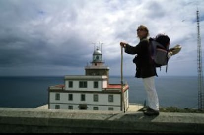 Una peregrina en el faro de Fisterra.