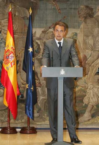 Zapatero, durante la declaración institucional en La Moncloa.