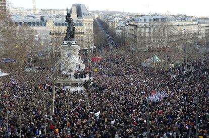 Vista de la Plaça de la República a París abans de l'inici de la marxa republicana en homenatge a les 17 víctimes d'una matança a mans d'islamistes de tres dies.