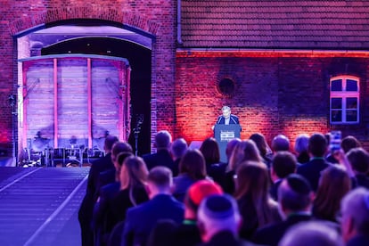 Marian Turski, superviviente del Holocausto, habla durante el acto conmemorativo del 80 aniversario de la liberación del campo de concentración y exterminio nazi alemán de Auschwitz-Birkenau en Brzezinka, Polonia. 