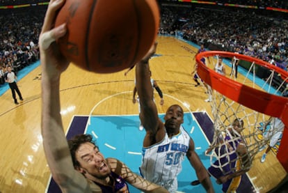 Pau Gasol, en un momento del partido frente a los Hornets.