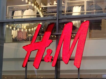 Letrero de una tienda de H&M