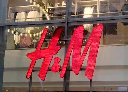 Letrero de una tienda de H&M