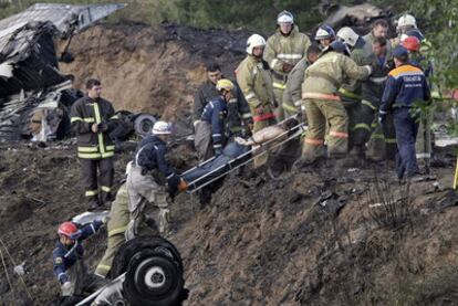Los equipos de emergencia rescatan un cadáver el avión Yak-42 siniestrado en Rusia.