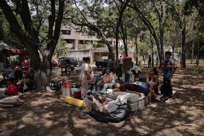 Familias con sus pertenecias en un parque de La Guaira, este jueves.Gaby Oraa (REUTERS)