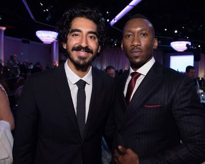 Rivales en la ceremonia, colegas de profesión en el almuerzo. Los candidatos al Oscar como mejor actor Dev Patel y, a la derecha, Mahershala Ali.