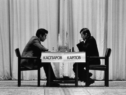 Kaspárov y Kárpov, durante la penúltima partida del duelo en el teatro Chaikovski de Moscú, el 9 de noviembre de 1985.