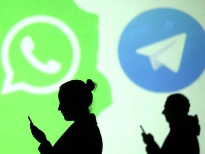 Siluetas de usuarios de móviles sobre los logros de WhatsApp y Telegram.