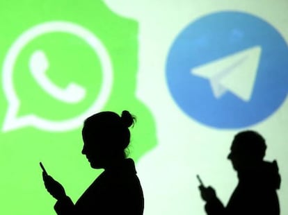 Siluetas de usuarios de móviles sobre los logros de WhatsApp y Telegram.