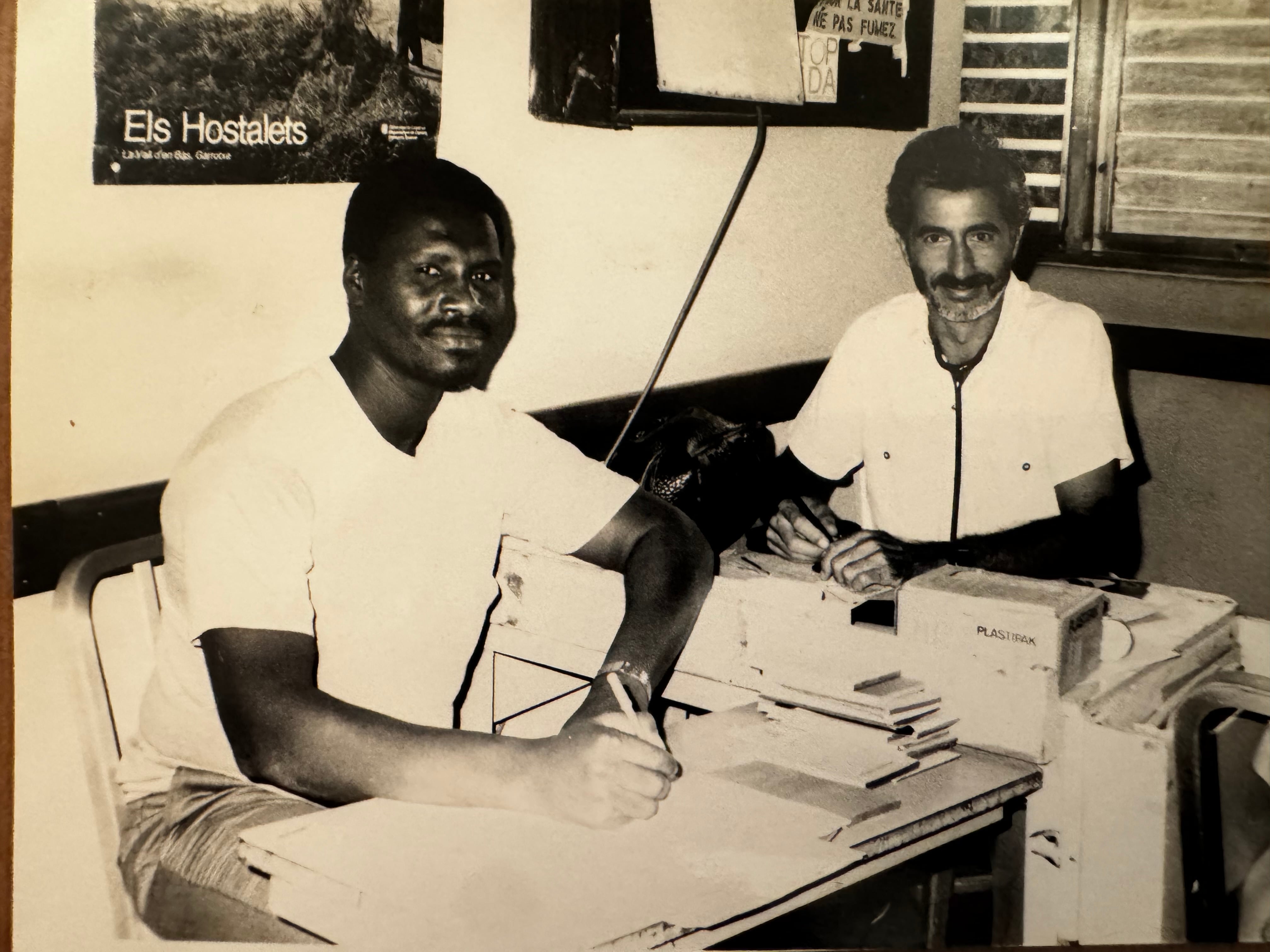 Jaime Oller con un ayudante en su consultorio en Haití en los años sesenta,