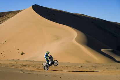 Bjerkert Carl Johan entre las dunas de la primera etapa del Dakar.  