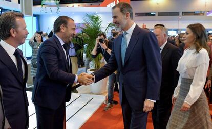 El Rey Felipe VI saluda al consejero delegado de Meliá, Gabriel Escarrer, en el stand de la cadena en Fitur.