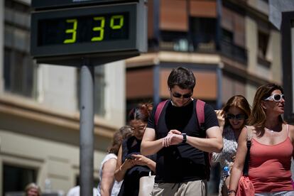 Varias personas caminan por una calle del centro de Granada, este miércoles.