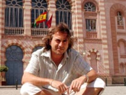 El Selu, frente al teatro Falla, en Cádiz.