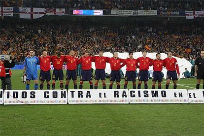 La seleccin espa?ola, antes del partido contra Inglaterra, posa tras una pancarta contra el racismo.