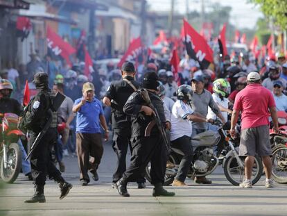 Policías y simpatizantes del Frente Sandinista obstaculizan una manifestación en Masaya (Nicaragua). 