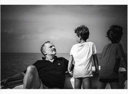 Tras su polémica por la custodia de sus hijos con Nacho Palau, Miguel Bosé se ha trasladado a México con dos de ellos. Y con ellos se sacó esta bonita foto a bordo de un barco a mediados de enero. "Tiempo de amores, de familia", puso en su pie de foto.