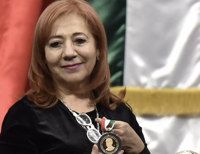 Rosario Piedra, con la medalla Belisario Domínguez, otorgada a su madre.