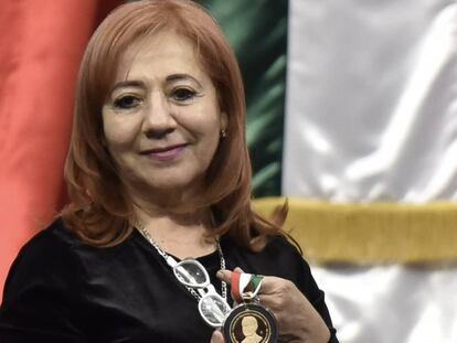 Rosario Piedra, con la medalla Belisario Domínguez, otorgada a su madre.