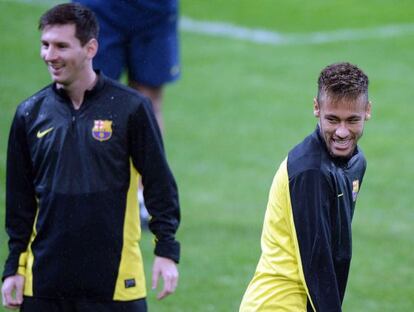 Barcelona stars Leo Messi (l) and Neymar training in Milan.