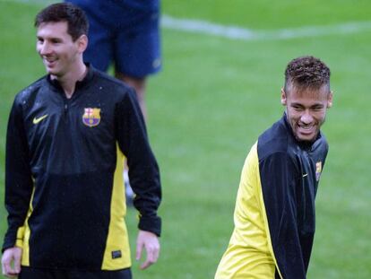 Barcelona stars Leo Messi (l) and Neymar training in Milan.
