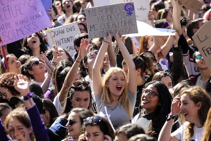 El gigantesco empuje que exhibieron en 2018 las mujeres que se habían declarado hartas de la lentitud con que la sociedad camina hacia la igualdad se superó un año más tarde, siendo las manifestaciones uno de los símbolos más visibles de la lucha. En la imagen, la manifestación feminista en Barcelona, el 8 de marzo de 2019.