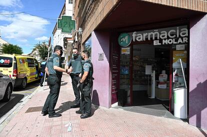 La farmacia de El Molar en la que se refugió una de las mujeres apuñaladas por Noelia de Mingo, este lunes.