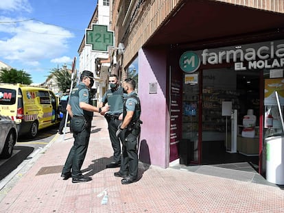 La farmacia en la que se ha refugiado una de las mujeres apuñaladas por Noelia de Mingo, este lunes en El Molar.
