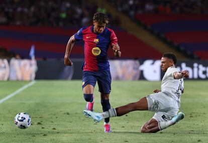 Lamine Yamal ante Jakobs, en la derrota del Barcelona ante el Mónaco en el Gamper.