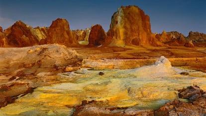 Formações hidrotermais no topo do Dallol, uma mistura de água quente, magma e minerais. O ar cheira a enxofre e, ao amanhecer, a temperatura ultrapassa os 30 graus.