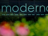Un cartel señala las oficinas de Moderna en Cambridge, Massachusetts, EE UU, en 2025.