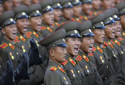 Soldados norcoreanos desfilan en la plaza de Pyongyang. El joven dictador estuvo acompañado por altas autoridades políticas en el palco, donde destacó la presencia de su hermana Kim Yo-jong, de 29 años, considerada una figura emergente en la nueva era de la dinastía estalinista, y también del vicemariscal Hwang Pyong-so, número dos del régimen.