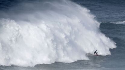 La brasileña Maya Gabeira surfea una ola en Nazaré, Portugal.