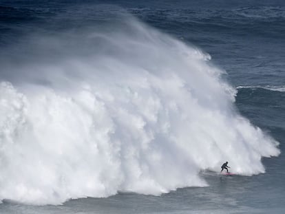 La brasileña Maya Gabeira surfea una ola en Nazaré, Portugal.