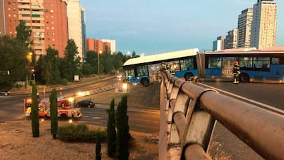 Un bus lanzadera del Mad Cool sin pasajeros queda suspendido de un puente