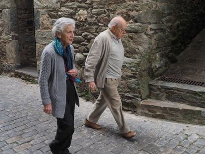 Jordi Pujol y su esposa, Marta Ferrusola, pasean el pasado 31 de diciembre por la localidad pirenaica de Queralbs.