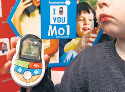 El teléfono MO1 provocó que algunos grupos en Europa exigiesen nuevas leyes sobre el marketing dirigido a niños.