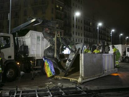 Trabajadores del Ayuntamiento retiran los restos de la estatua ecuestre de Franco el jueves pasado.